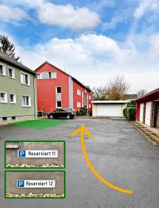 ein Parkplatz mit einem Pfeil, der zu einem Haus zeigt in der Unterkunft Siegburg EG rechts in Siegburg