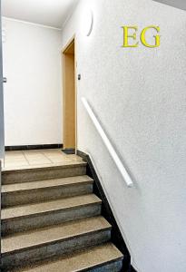 eine Treppe in einem Gebäude mit einem Schild an der Wand in der Unterkunft Siegburg EG rechts in Siegburg