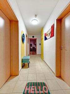 ein Flur mit einem grünen Ottomanen in einem Zimmer in der Unterkunft Siegburg EG rechts in Siegburg