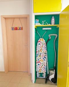 ein Zimmer, in dem ein Handtuch an der Tür hängt in der Unterkunft Siegburg EG rechts in Siegburg + 17 Fotos