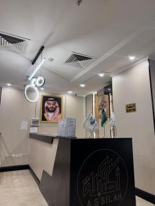 un parrucchiere con bancone bianco e nero di فندق اصيلة الاندلس a Muzdalifah Altre 4 foto