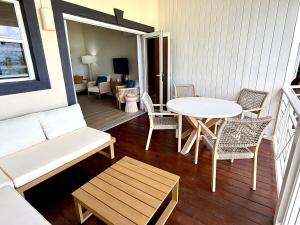 un soggiorno con un divano, un tavolo e delle sedie di Lantana Sea La Vie - by ZenBreak a Saint James
