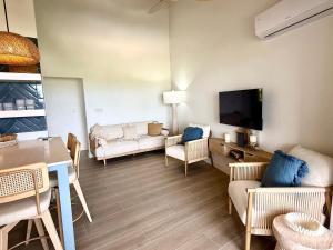 un soggiorno con un divano e una TV di Lantana Sea La Vie - by ZenBreak a Saint James