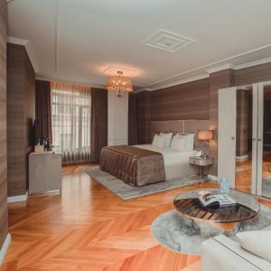 Postel nebo postele na pokoji v ubytování Hotel The Atlantis Suites Near Vishwanath Temple