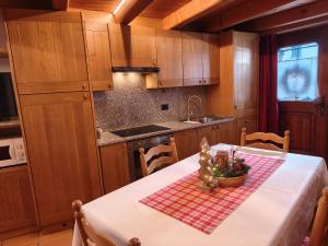 a kitchen with a table with a table cloth on it at Baitin Laf in Grosio