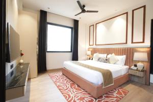 TV a/nebo společenská místnost v ubytování Hotel The Atlantis Suites Near Vishwanath Temple + 16 fotografií