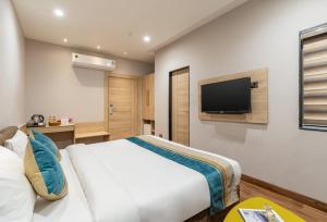 TV a/nebo společenská místnost v ubytování Hotel The Atlantis Suites Near Vishwanath Temple