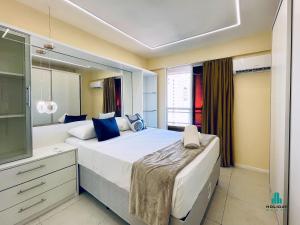 ein Schlafzimmer mit einem großen Bett und einem großen Spiegel in der Unterkunft Studio Iracema by Holiday Stays in Fortaleza