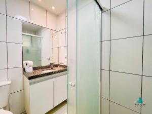 ein Badezimmer mit Toilette und Waschbecken in der Unterkunft Studio Iracema by Holiday Stays in Fortaleza + 38 Fotos