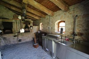 een keuken met een spoelbak en een aanrechtblad bij CHATEAU ROUSSET in St Apollinaire De Rias +92 foto's