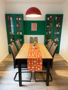 ein Esszimmer mit einem Holztisch und Stühlen in der Unterkunft Siegburg EG rechts in Siegburg