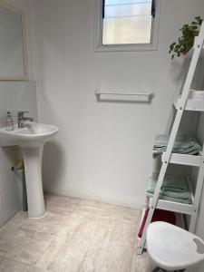 a bathroom with a ladder next to a sink at Loft Tongoy 3 Peninsula in Coquimbo