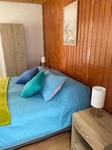 a bedroom with a bed with blue sheets and pillows at Loft Tongoy 3 Peninsula in Coquimbo