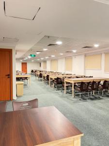 una classe vuota con tavoli e sedie di فندق اصيلة الاندلس a Muzdalifah