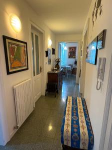 een kamer met een hal met een bed en een bureau bij Il Gelsomino "Meraviglioso appartamento in villa Liberty" in Gorizia