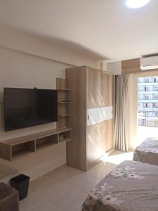 Habitación con TV, cama y TV. en Tiba Golden beach resort hurghada down town, en Hurghada