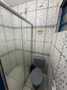 un piccolo bagno con wc e doccia di Pousada Dom Luiz a Ouro Preto