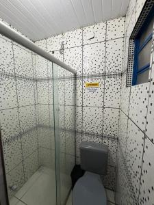 bagno con servizi igienici e parete in vetro. di Pousada Dom Luiz a Ouro Preto