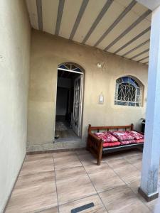 ein Schlafzimmer mit einem Bett in einem Zimmer in der Unterkunft Kitnet mobiliado no Caiçara, de fácil acesso ao centro e shopping in Belo Horizonte