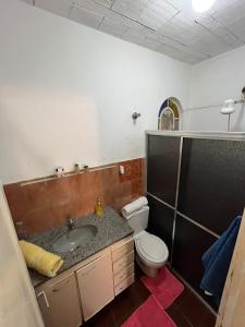 ein Badezimmer mit Toilette und Waschbecken in der Unterkunft Kitnet mobiliado no Caiçara, de fácil acesso ao centro e shopping in Belo Horizonte
