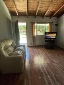 ein Wohnzimmer mit Sofa und Flachbildfernseher in der Unterkunft Casa de verano in Mar del Plata