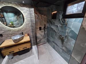 Et badeværelse på Woodland Wellness Resort + 30 billeder