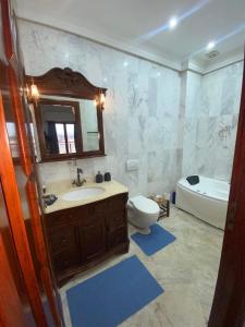 Phòng tắm tại Modern Gueliz Apartment with Private Pool, Near to Train Station