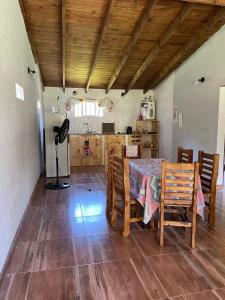 ein Esszimmer mit einem Tisch und einigen Stühlen in der Unterkunft Casa de verano in Mar del Plata