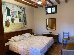 En eller flere senge i et værelse på Casa Rural el Palmito, privater Pool + 20 billeder