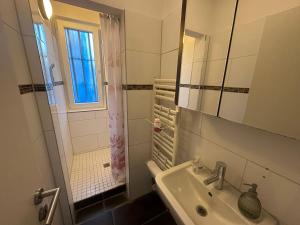 Et badeværelse på XXL-Cologne Cathedral Apartment + 19 billeder