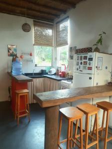 een keuken met een aanrecht en wat krukken erin bij Casa Ganesha in Itacaré