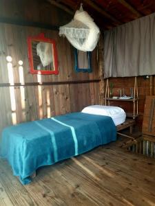 een slaapkamer met een bed in een houten kamer bij Casa Ganesha in Itacaré +9 foto's