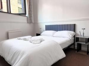 twee bedden naast elkaar in een slaapkamer bij York City Centre Flat with view - Best Location - Walk to Everything in York