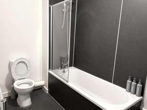 een badkamer met een bad, een toilet en een douche bij York City Centre Flat with view - Best Location - Walk to Everything in York +7 foto's