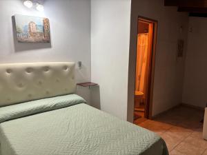 een slaapkamer met een bed met een hoofdbord en een deuropening bij Complejo El Guri in Colón