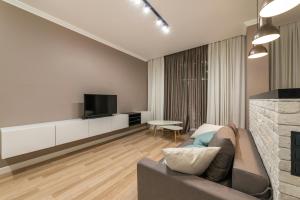 ein Wohnzimmer mit Sofa und Fernseher in der Unterkunft Glory prime in Neu-Delhi