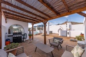 Cảnh núi rừng hoặc tầm nhìn ra núi từ căn hộ