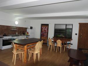 Køkken eller tekøkken på Pokoje pod Turbaczem + 25 billeder