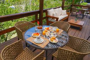 un tavolo con cibo e succo d'arancia su un ponte di Pousada da Encosta a Garopaba