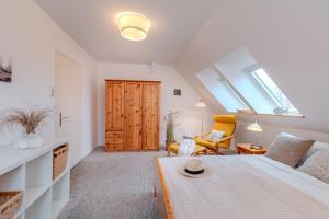 a bedroom with a bed with a hat on it at Der Ferienhof am Meer in Fehmarn