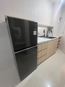 Kuchyň nebo kuchyňský kout v ubytování apartmen studio konek PTC mall pakuwon