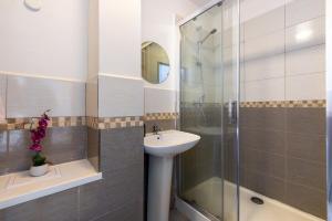 Et badeværelse på Large house - 4 bedrooms & 4 bathrooms