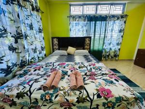 a bedroom with a bed with two towels on it at KARDOM Homes Moran in Morānha