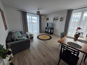 un soggiorno con un divano e un tavolo di Provence Ap 308 Baile Felix a Cordău