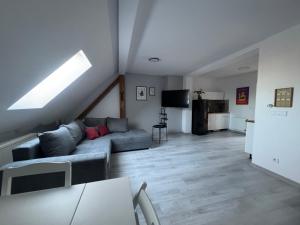 un salon avec un canapé et une table dans l'établissement Guben Wohnungen ruhig, à Guben