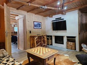 Et tv og/eller underholdning på Chalet le Nid independant mountain chalet