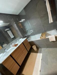 een badkamer met een wastafel en een ligbad bij Carrousel Atlantic View in Rabat