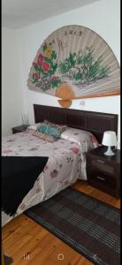ein Schlafzimmer mit einem Bett mit einem Blumenwandbild an der Wand in der Unterkunft Casa da Tita 