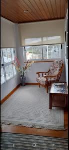 ein Wohnzimmer mit Sofa und Tisch in der Unterkunft Casa da Tita  + 4 Fotos