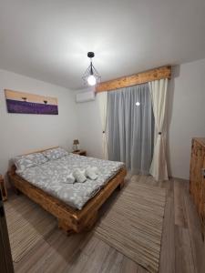 una camera da letto con un letto grande e una finestra di Provence Ap 308 Baile Felix a Cordău